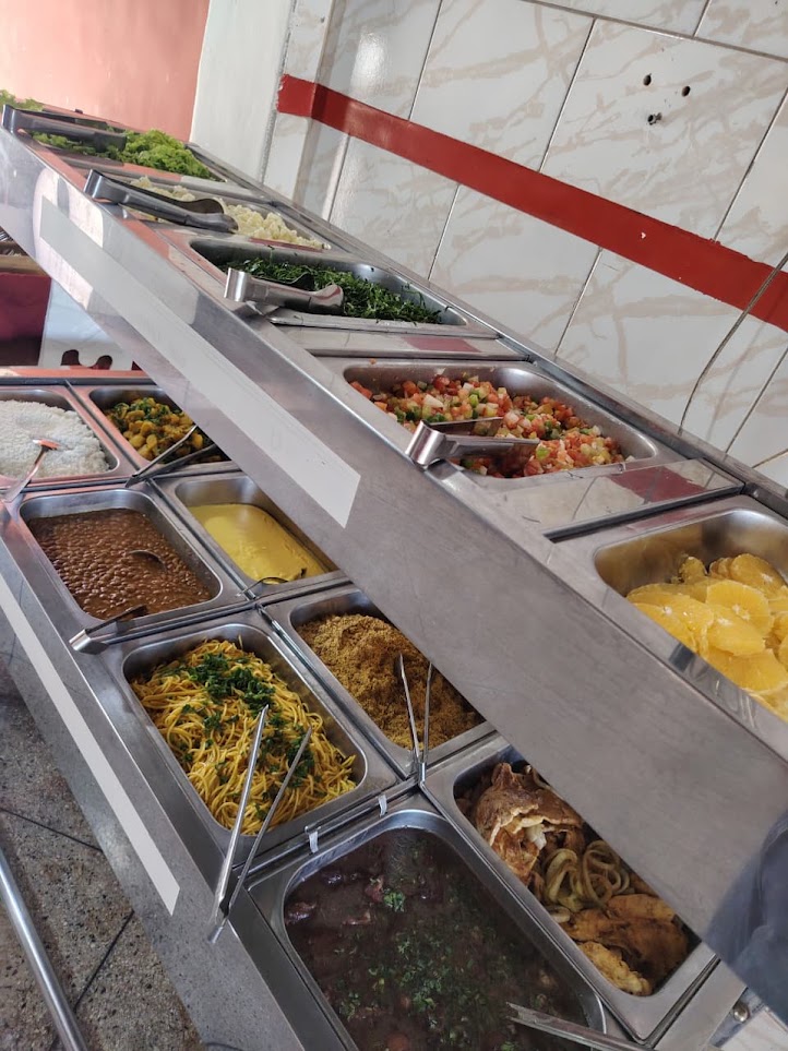 Buffet de comida caseira do JD Paladar em Betim com feijoada, frango assado, arroz e saladas