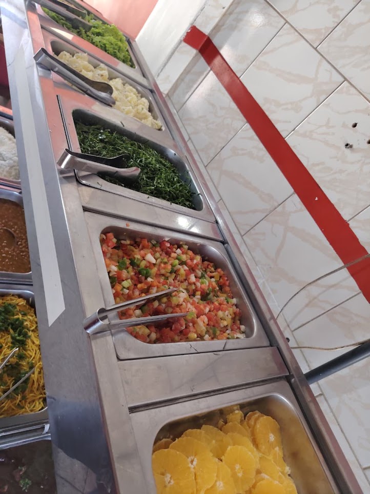 Saladas e vinagrete frescos no buffet do JD Paladar